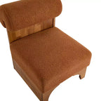 Fauteuil d'appoint en bouclé et hévéa avec dossier roulé