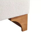 Fauteuil d'appoint en bouclé et hévéa avec dossier roulé