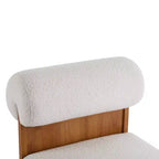 Fauteuil d'appoint en bouclé et hévéa avec dossier roulé